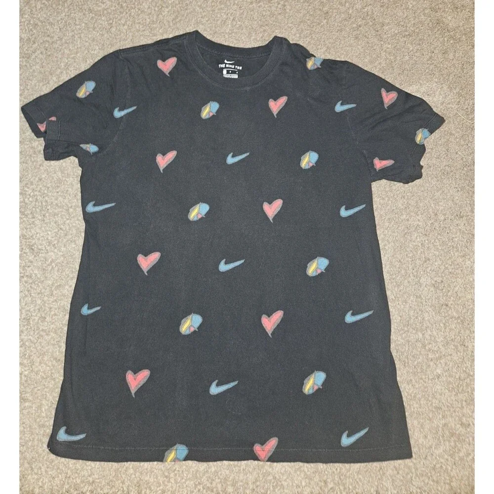 Nike The Nike Tee Men’s L Black Crew Neck Short Sleeve Heart Graphic T-Shirt